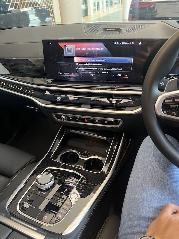 BMWX7LCI01-Medium.jpeg" border="0